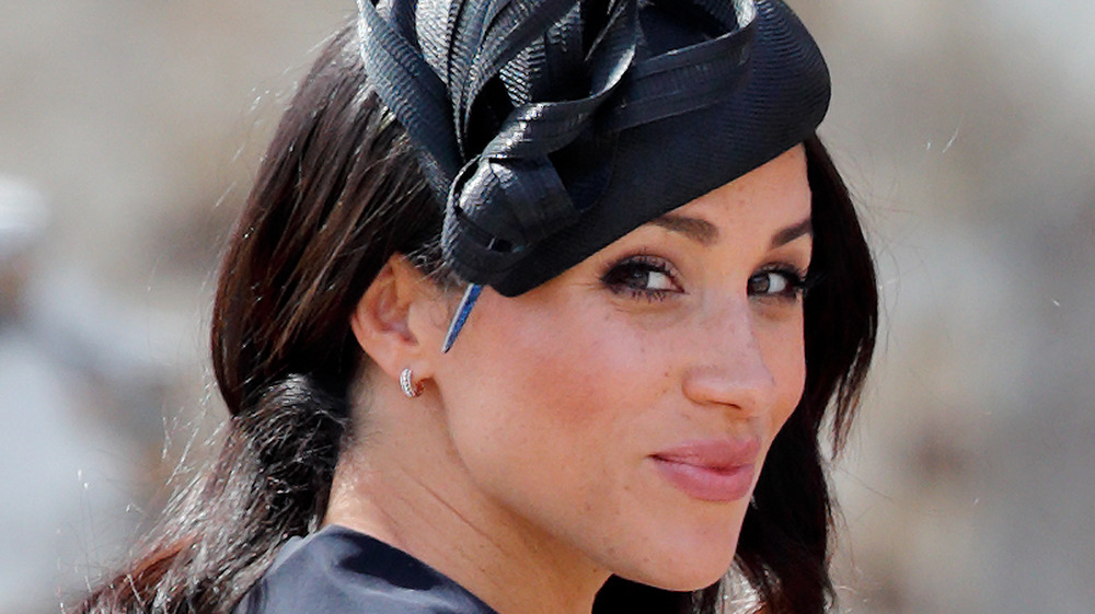 Meghan Markle con sombrero negro