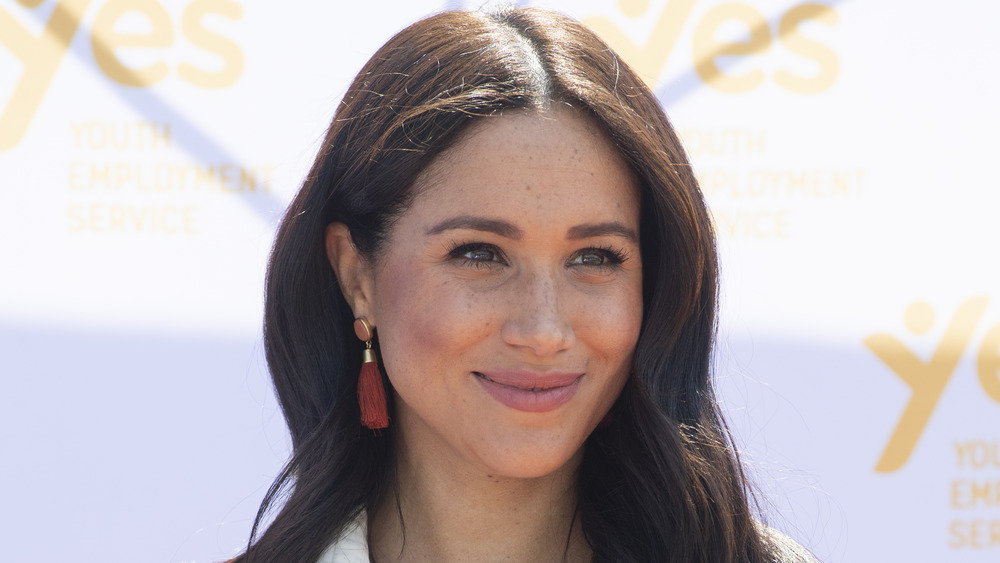 Meghan Markle con aretes de borlas rojas