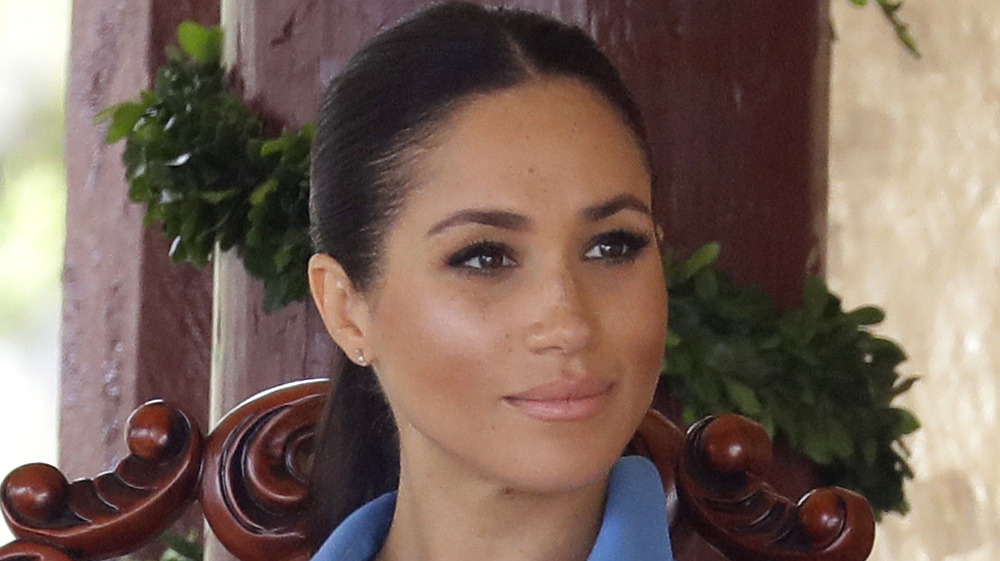 Meghan Markle con una cola de caballo y un vestido azul