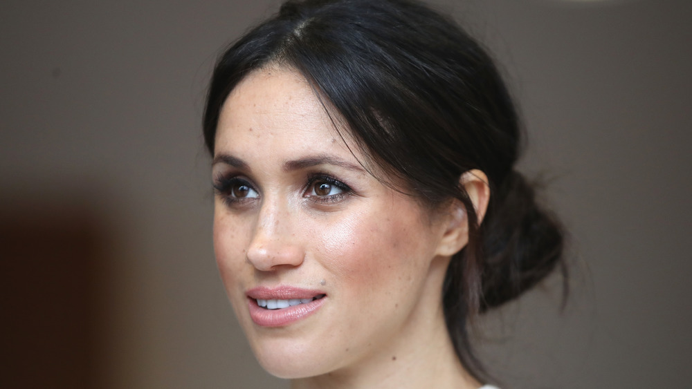 Meghan Markle con el pelo recogido en un moño