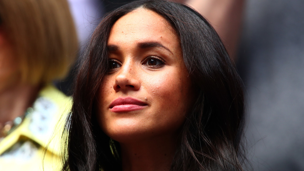 Meghan Markle mirando a lo lejos