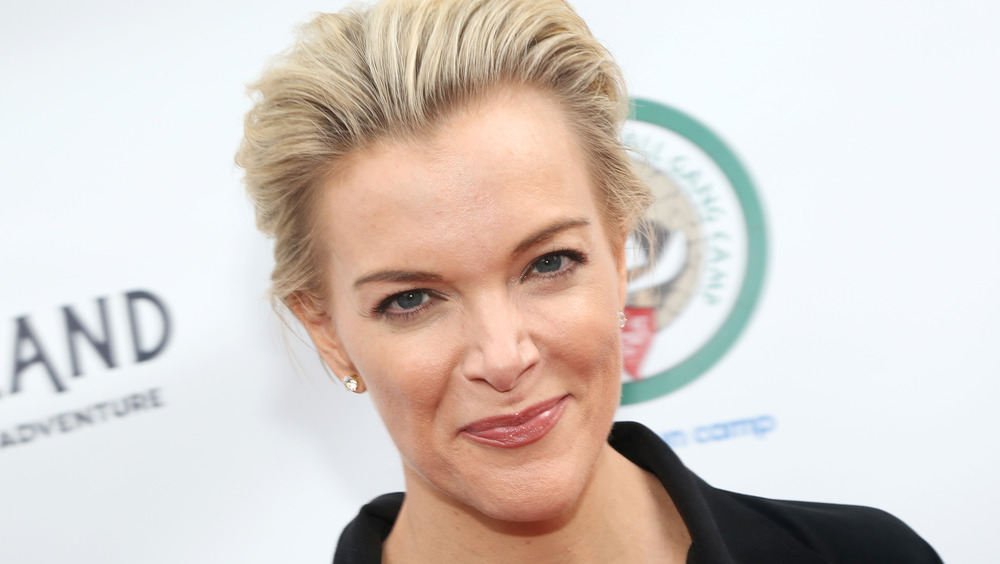 Megyn Kelly sonriendo en la alfombra roja de un evento