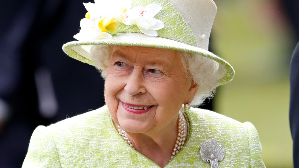 La reina Isabel II sonriendo en un evento