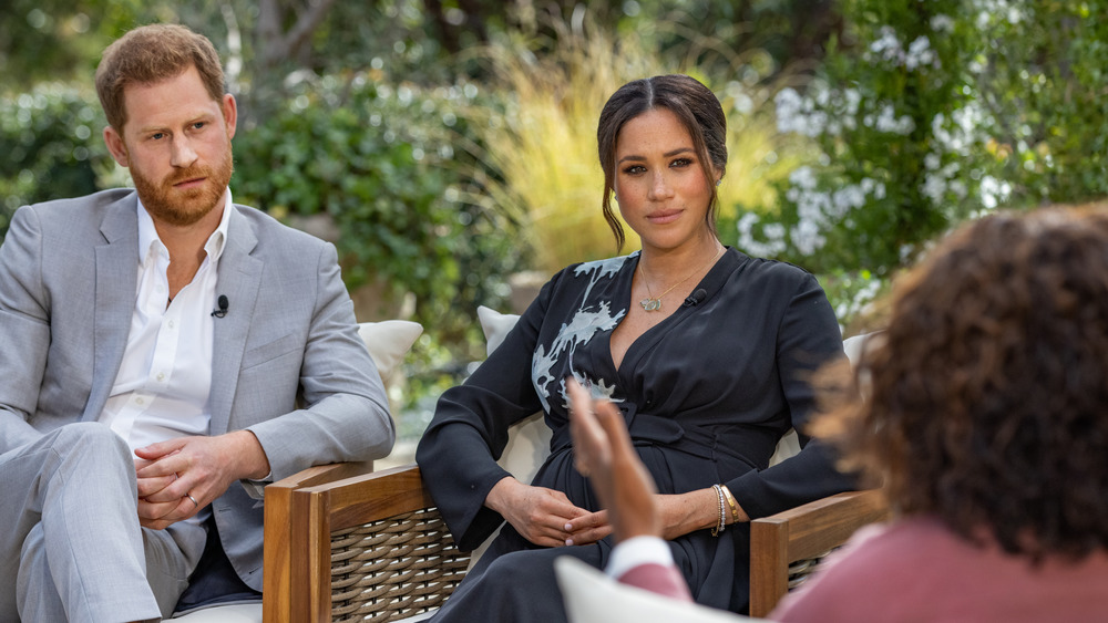 El príncipe Harry y Meghan Markle hablando con Oprah Winfrey