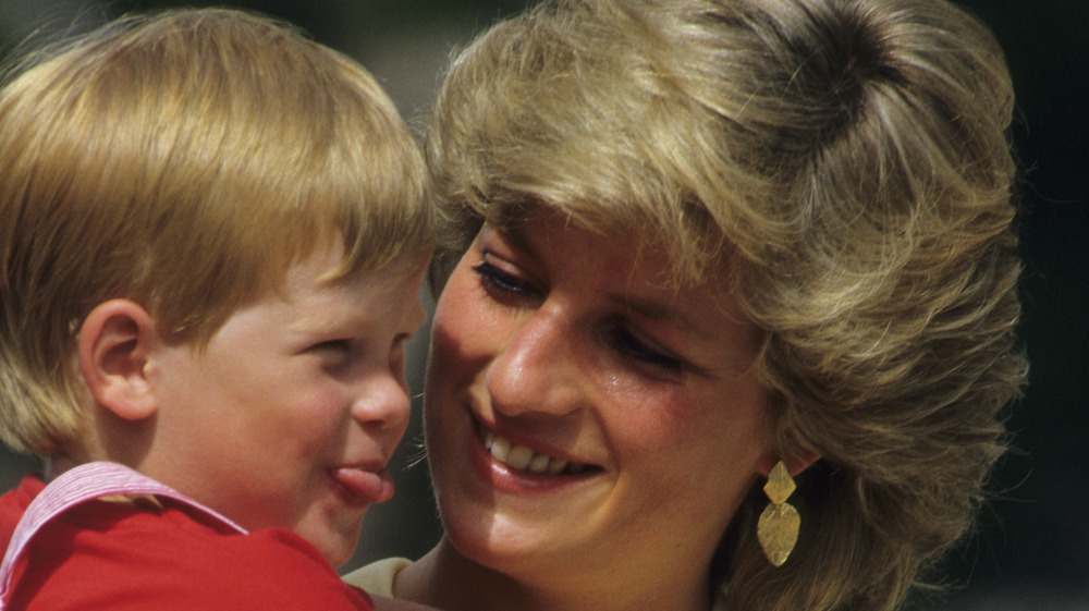 La princesa Diana con el príncipe Harry de vacaciones en 1987