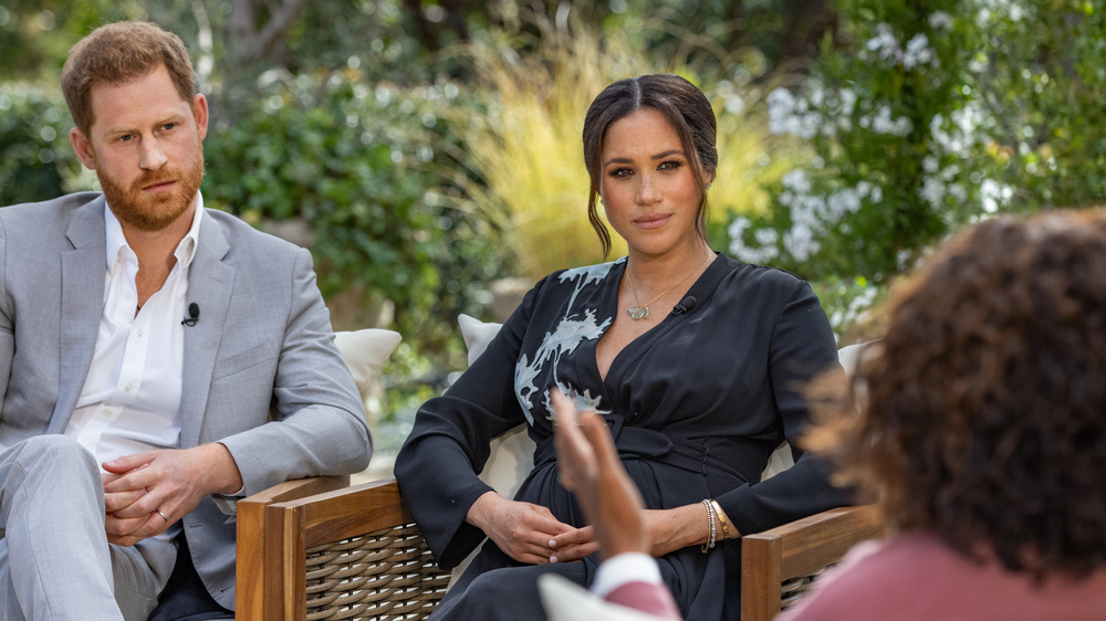 El príncipe Harry y Meghan Markle hablando con Oprah Winfrey