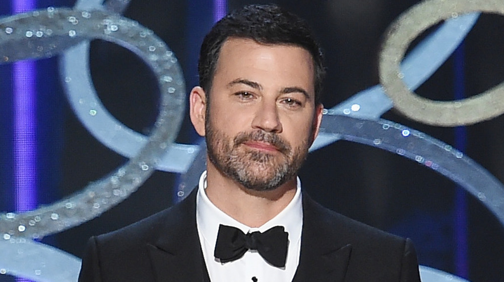 Jimmy Kimmel con una expresión seria.