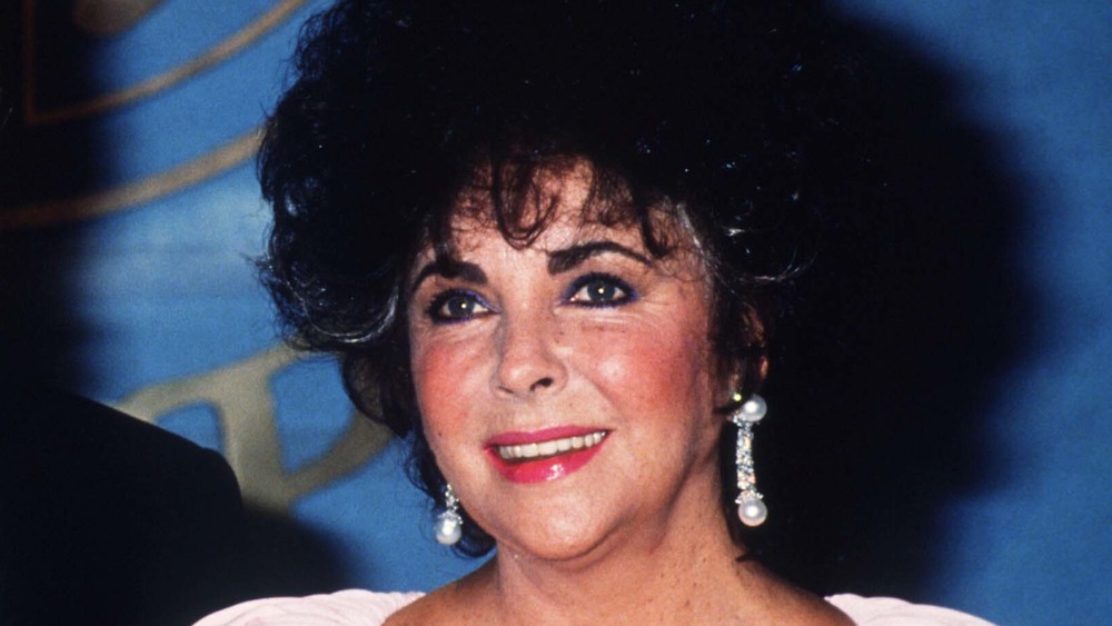 Elizabeth Taylor sonriendo