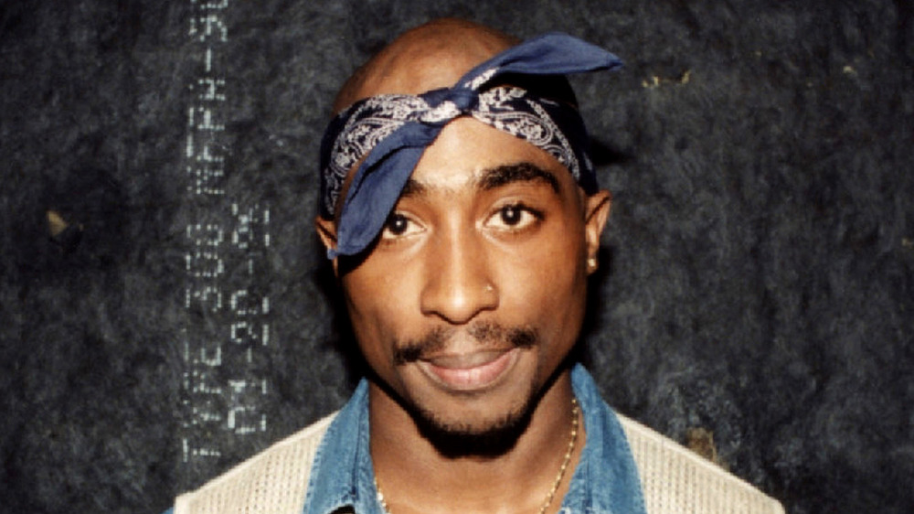 Tupac Shakur en bandana azul