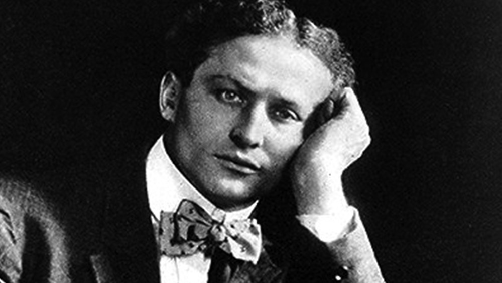 Harry Houdini con la cabeza en la mano