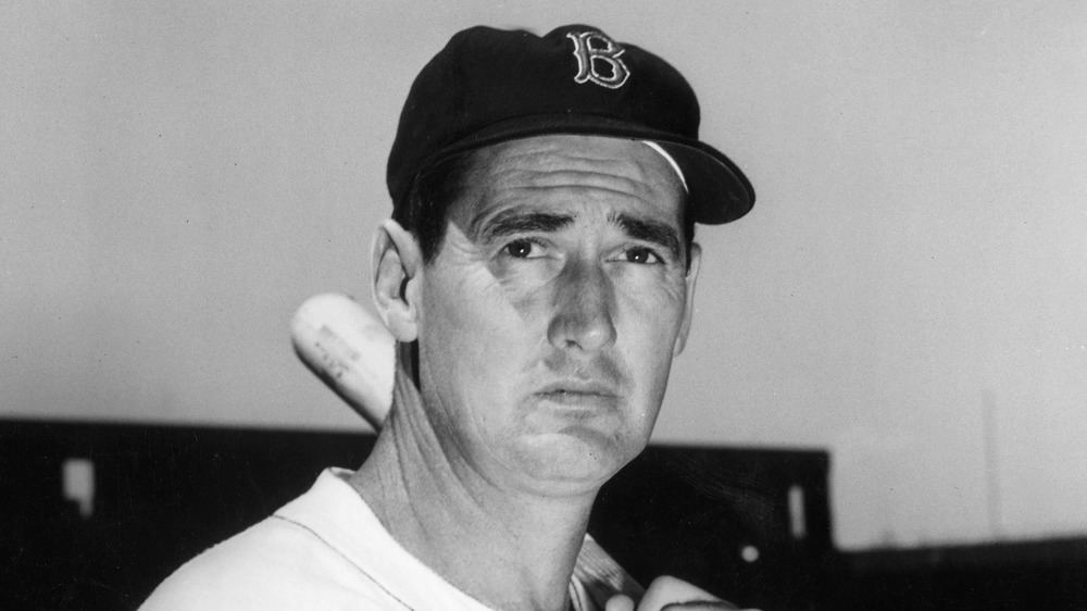 Ted Williams con murciélago y gorra de los Boston Red Sox