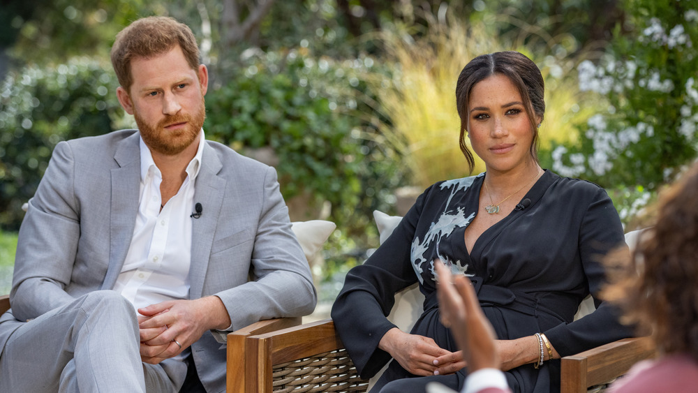 El príncipe Harry y Meghan Markle sentados frente a Oprah Winfrey