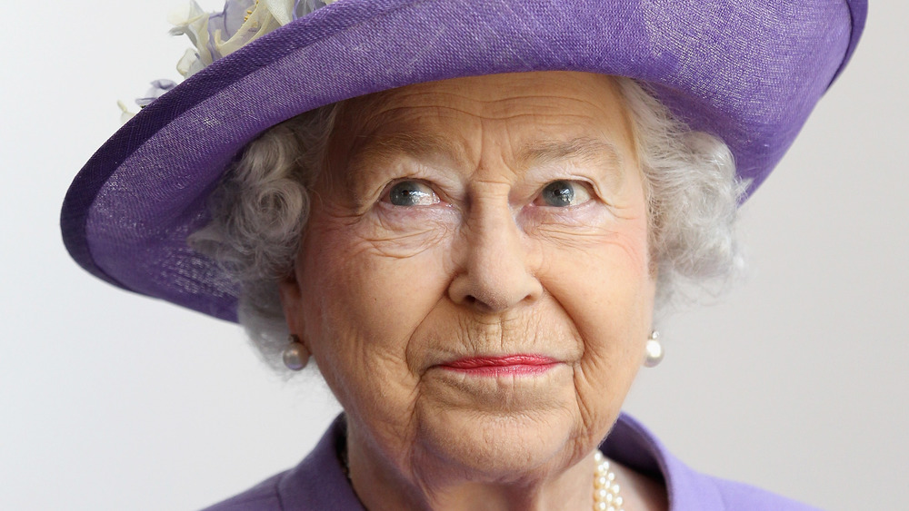 La reina Isabel mirando hacia arriba