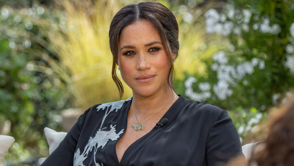 Meghan Markle mirando durante la entrevista de Oprah