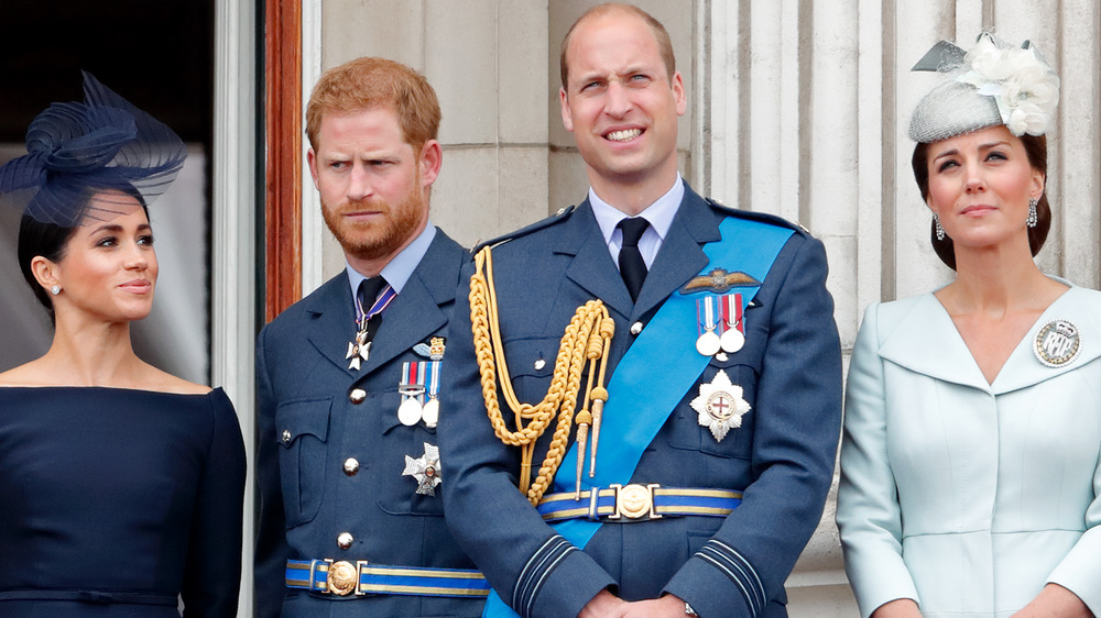 Meghan Markle, el príncipe Harry, el príncipe William y Kate Middleton mirando