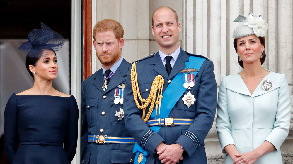 Meghan Markle, el príncipe Harry, el príncipe William y Kate Middleton mirando a la multitud