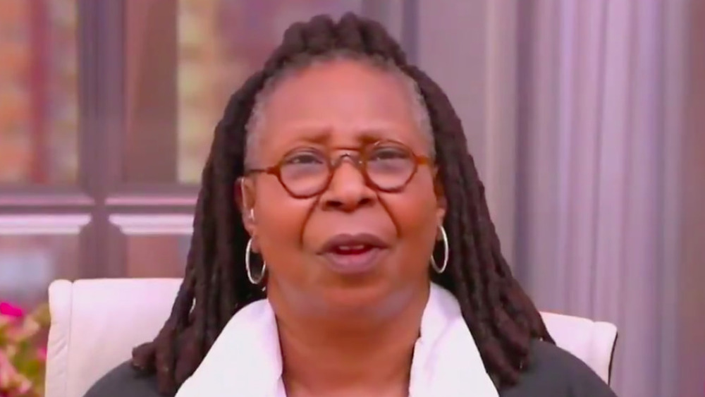 Whoopi Goldberg luce atónita durante la transmisión de 'The View'