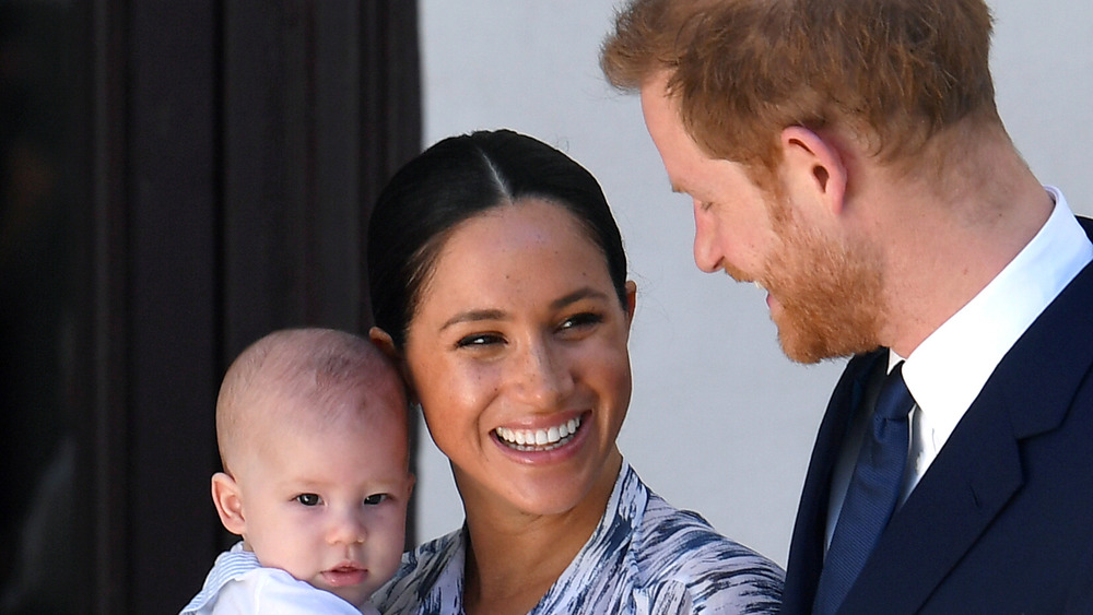 El príncipe Harry, Meghan Markle y Archie sonriendo