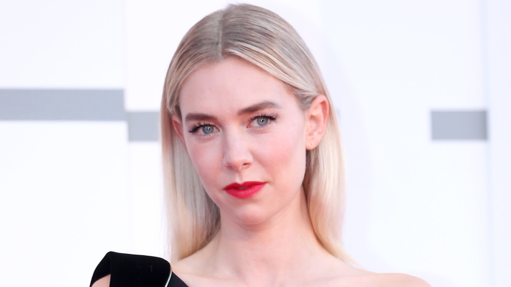 Vanessa Kirby da una mirada confiada en la alfombra roja