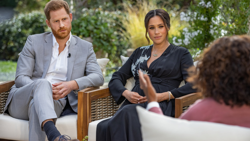 El príncipe Harry y Meghan Markle hablando con Oprah Winfrey 