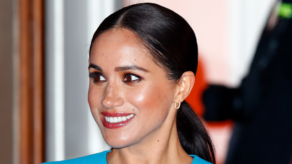 Meghan Markle sonriendo para las cámaras