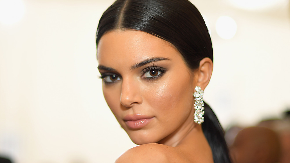 Kendall Jenner con expresión neutra