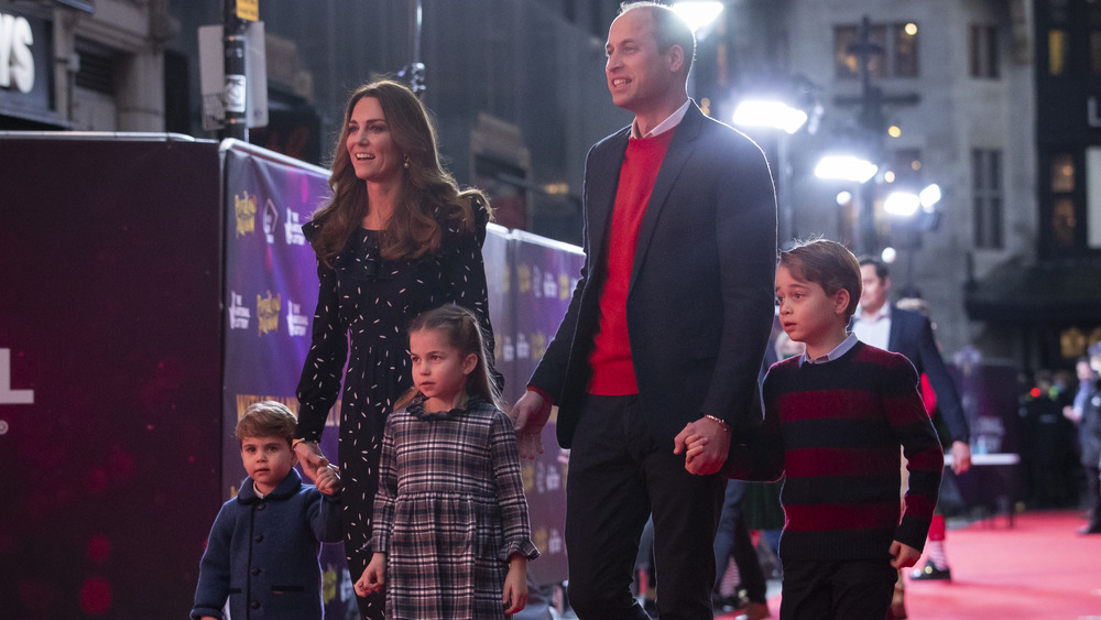 Kate Middleton y el príncipe William en la alfombra roja con sus hijos, Louis, Charlotte y George