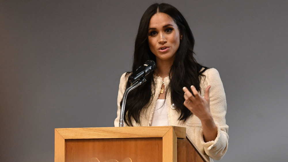 Meghan Markle hablando en Robert Clack Upper School