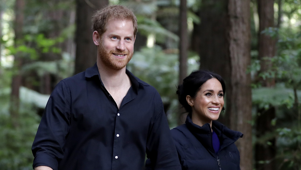 El príncipe Harry y Meghan Markle caminando por el bosque