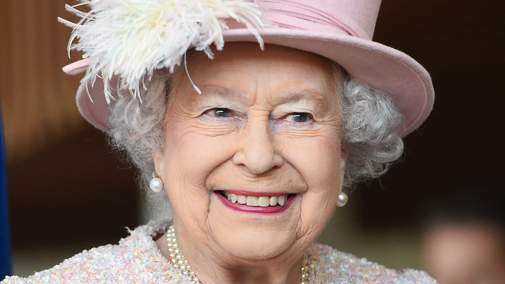 La reina Isabel II sonriendo en un evento