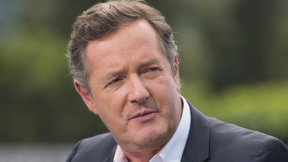 Piers Morgan se ve serio mientras habla