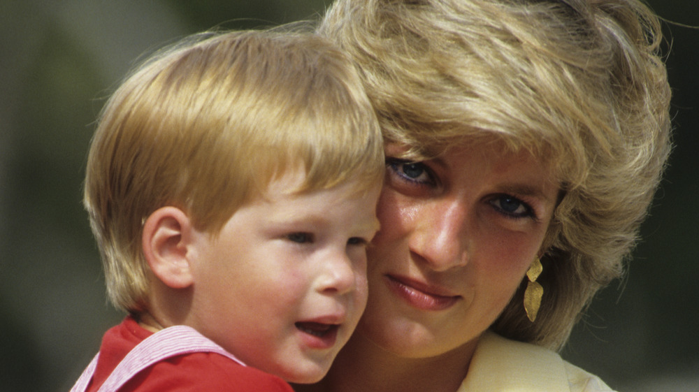 La princesa Diana con un bebé, el príncipe Harry