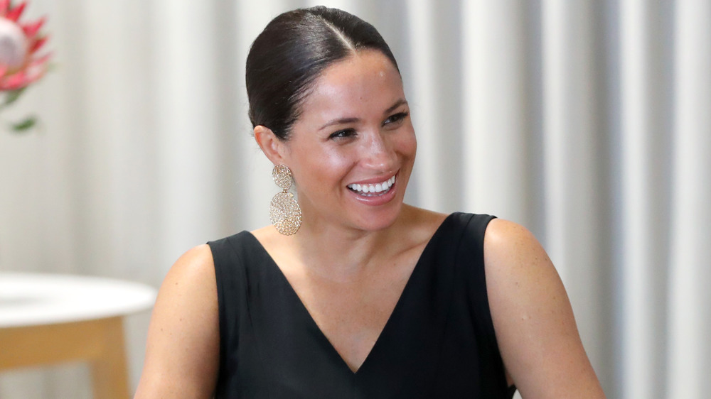 Meghan Markle riendo