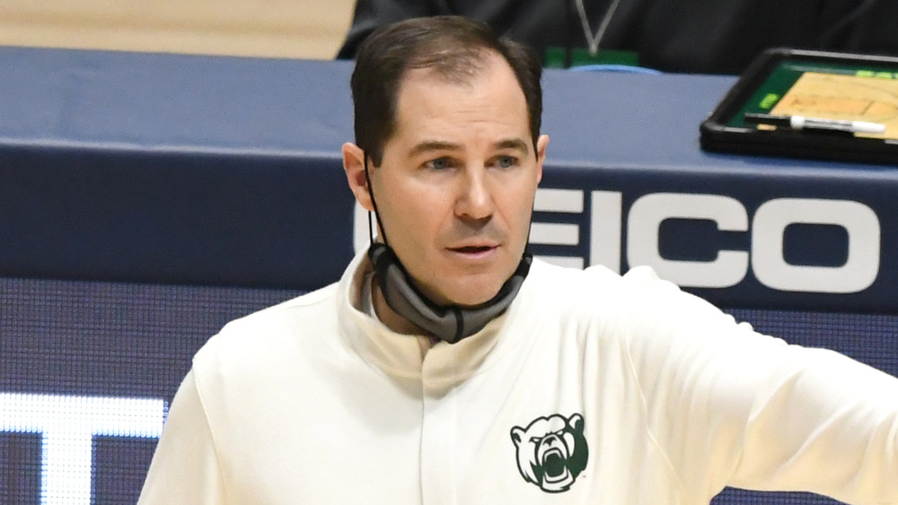 Scott Drew en la cancha de baloncesto