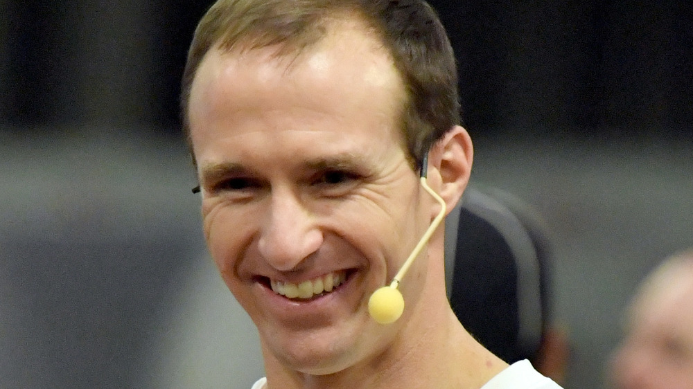 Drew Brees con micrófono 