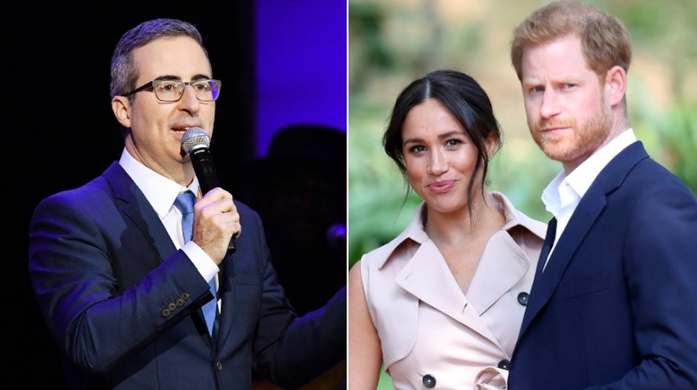 John Oliver hablando en el escenario, Meghan Markle y el príncipe Harry mirando fuera de cámara