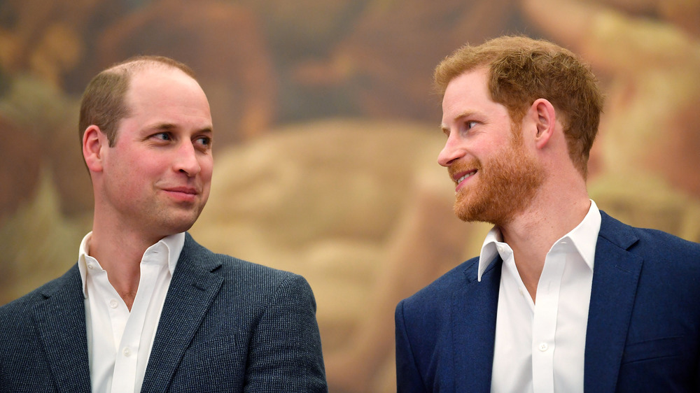 El príncipe William y el príncipe Harry se sonríen el uno al otro