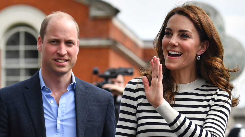 El príncipe William y Kate Middleton sonriendo y saludando