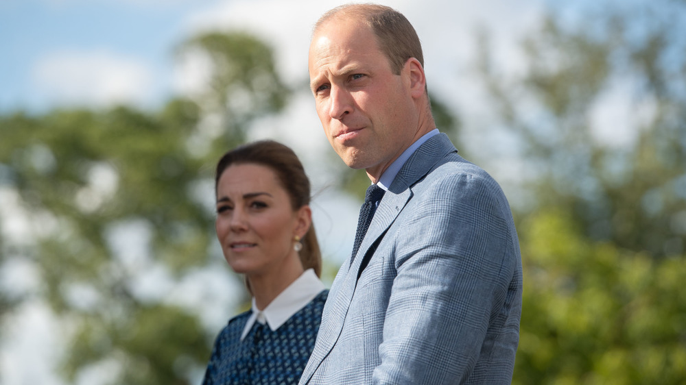 El príncipe William y Kate Middleton lucen serios