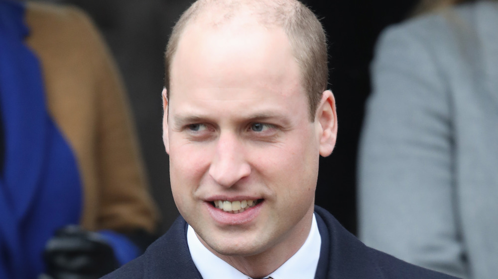 Prince William mirando hacia un lado