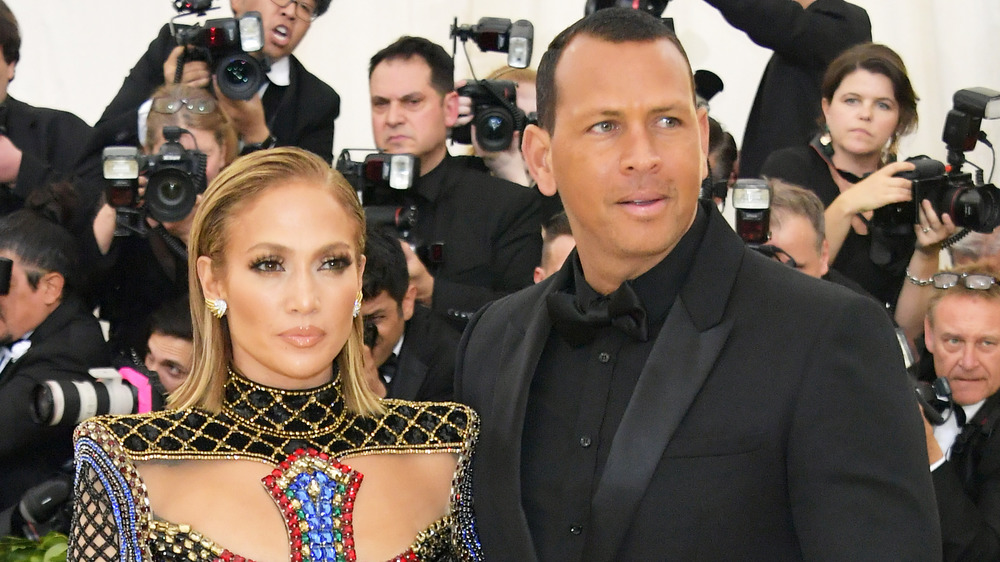 Jennifer Lopez y Alex Rodriguez posando