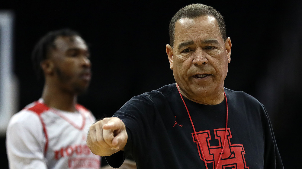 Kelvin Sampson en la cancha