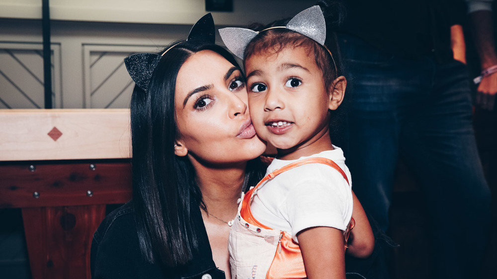 Kim Kardashian besa a North West 