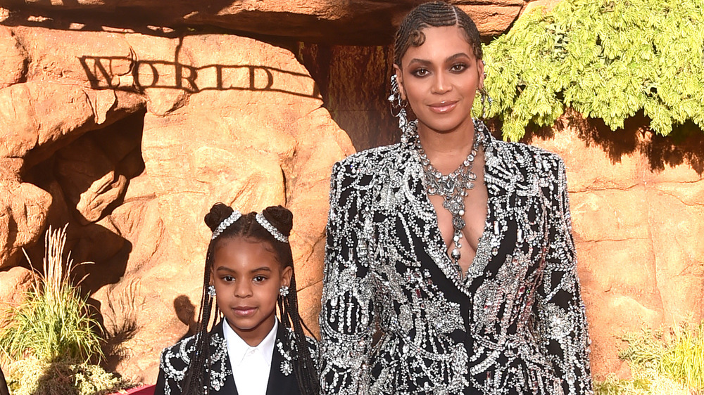 Blue Ivy Carter y Beyoncé en una alfombra roja