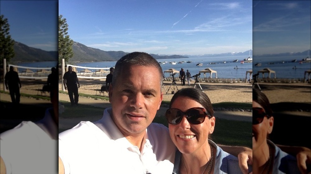 Chris y Lori Holtmann se toman una selfie 