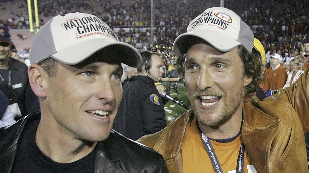 Lance Armstrong y Matthew McConaughey en el campo