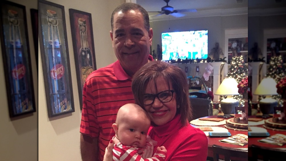 Kelvin Sampson y su esposa Karen Sampson con su nieto en una foto de Twitter