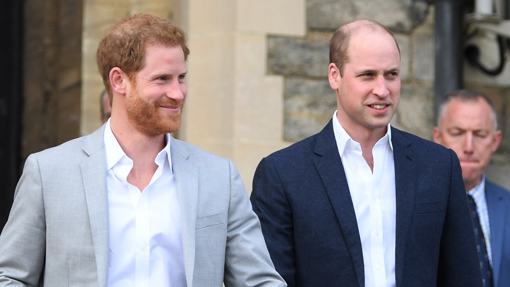 El príncipe Harry y el príncipe William sonriendo juntos en un evento