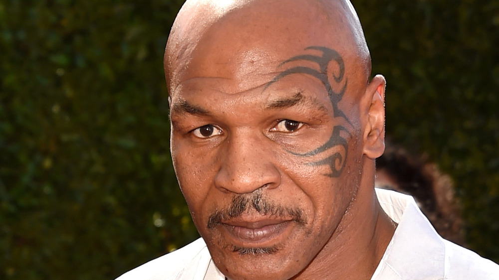 Mike Tyson mirando