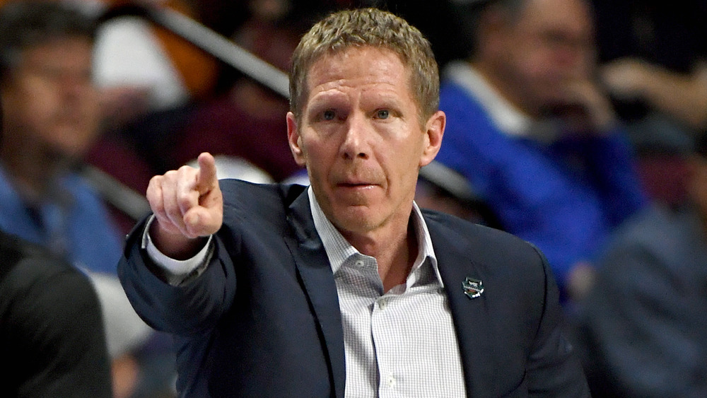 Mark Few señala con el dedo